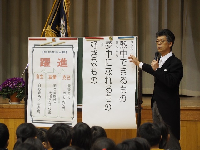 子ども達に講話する勝野校長先生